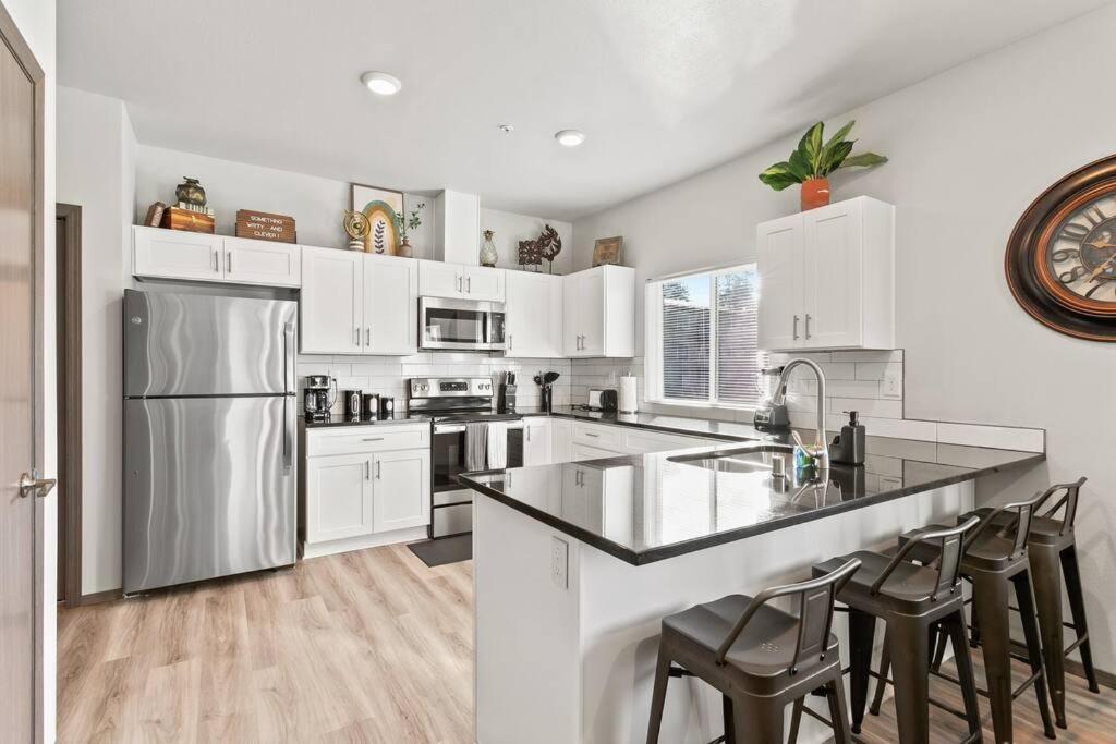 Brand New 2 Bed 2 Bath Near Perry District And Dt Apartment *